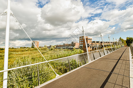 桥上栅栏旁边的步行道人行道力量农村蓝色建筑学旅行活力环境运输城市图片