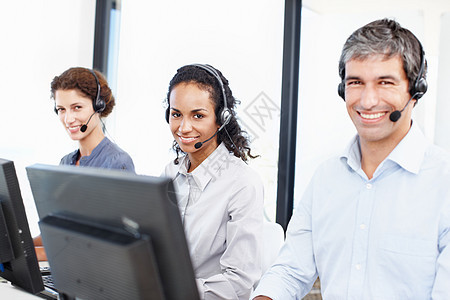 客户服务的微笑面孔 一组呼叫中心专业人员在计算机工作时的肖像 ( 纽约时报 2000年)图片