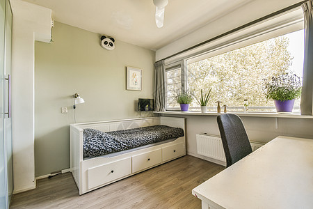 一间小卧室 有一张床和一扇窗户枕头地毯壁炉公寓家具地面植物椅子风格房子图片