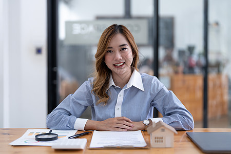 年轻的亚洲女商务人士 房地产经纪人 在她的办公室看相机 (笑声)图片