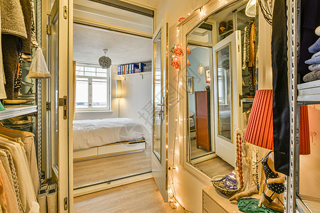门业海报一个有镜子 床和窗户的房间背景