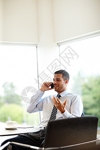 这就是你最好的条件 年轻商务人士坐在室内时打个电话来接她呢 -是的 先生背景图片