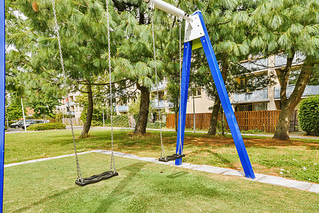 公园中间的摇摆姿势蓝色竞赛球座爱好球道推杆树木孩子们装置机械图片