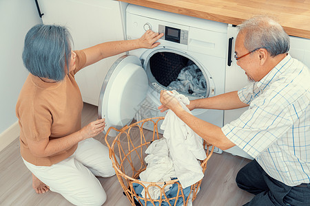 高龄夫妇一起洗衣服的情侣家庭打扫家务浴室推杆衣服房间器具厨房烘干机图片