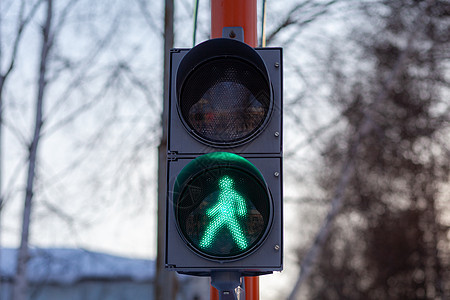 人行交通灯上的绿灯 安全穿越路口天空信号路标驾驶交通城市警告危险运输街道图片