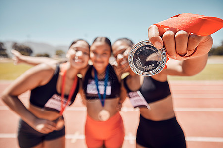 奖牌 优胜者队和女运动员 比赛和在体育场 竞技场和跑道上的比赛 奥运会和世界锦标赛的成功 以成就为荣的激动的赛跑者小组图片
