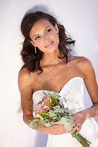 浪漫的新娘风格 美丽的年轻新娘拿着她的花束图片