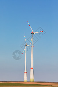 在德国某些地区 两个风力涡轮机在大自然中占主导地位图片