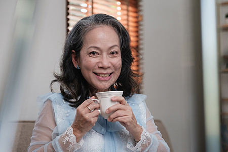 高龄妇女在家里喝好健康的茶或咖啡 锻炼和健康饮食概念厨房夫妻沙拉蔬菜女性食物烹饪饮食家庭祖母图片