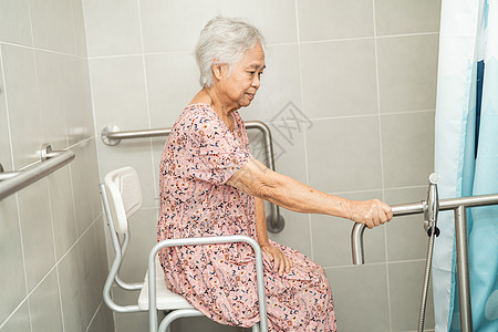 亚洲老年或老年老妇人病人在护理医院病房使用厕所浴室手柄安全 健康强大的医疗理念栏杆酒店洗澡洗手间帮助潮红减值旅馆金属医院图片