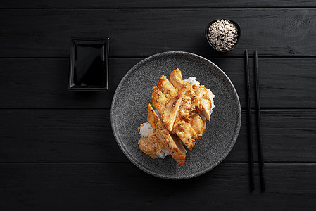或Hainan鸡 海南鸡饭是一只偷猎鸡和熟食大米的盘子 顶层风景和黑木头背景图片