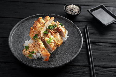 亚洲菜肴配米饭和鸡肉 Nasi 海南或海南鸡 海南鸡饭是一道水煮鸡和调味饭的菜肴 顶视图和深色木制背景图片