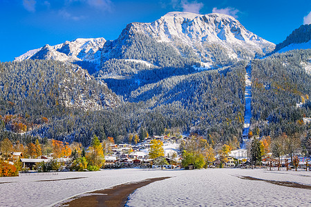 德国巴伐利亚阿尔卑斯山高山林地和雪松树林的公路山路小路低温行政区旅游天空旅行晴天摄影荒野图片