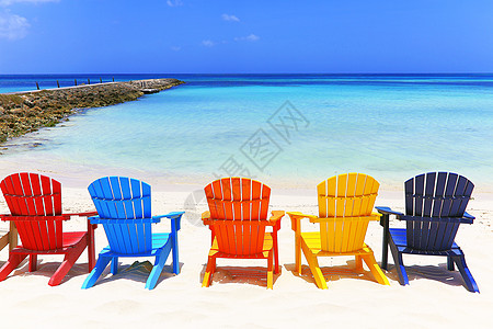 位于阿鲁巴杜斯加勒比的阿鲁巴白沙滩上多彩色木制椅子休闲椅帆船海岸线旅行海滩家具目的地假期风景积水图片