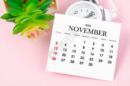 2023年11月的月历为2023年 有粉色背景的老式闹钟图片