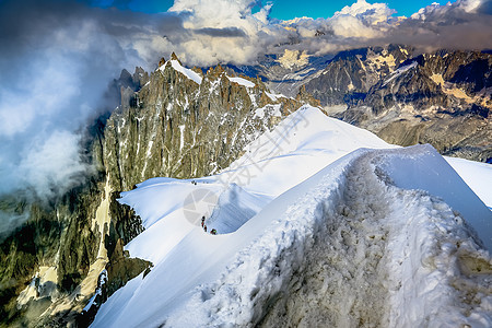 日出时的山峰高山风景 夏莫尼克斯 法属阿尔卑斯山脉地方巅峰蓝色晴天雪山冰川天空山脉松树林草地图片