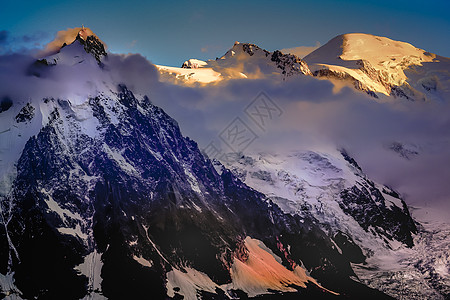 日出时的山峰高山风景 夏莫尼克斯 法属阿尔卑斯山脉山脉雪山晴天巅峰冰川地方松树林天空草地地标图片