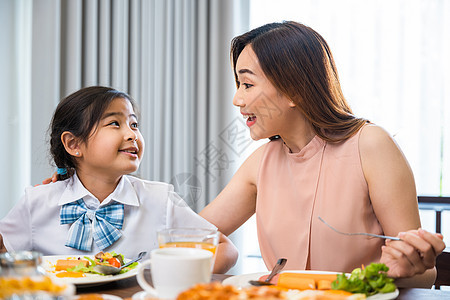 妈妈和小学龄前妈妈 一起吃顿饭快乐的笑笑图片