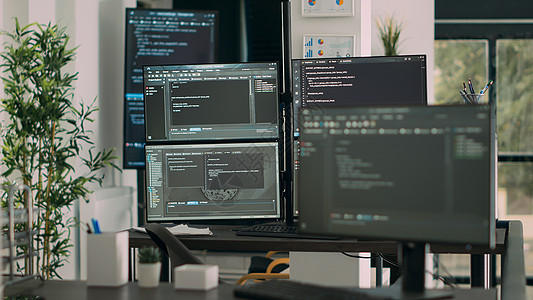 以空数据室显示程序代码和格式在办公桌上的计算机屏幕高清图片
