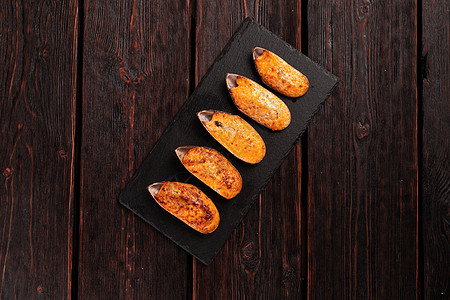 新鲜的鲜贝壳 烤奶酪顶端视图     法国或日本烹饪奢华美食盘子动物甲壳香菜食谱贝类小吃海鲜图片