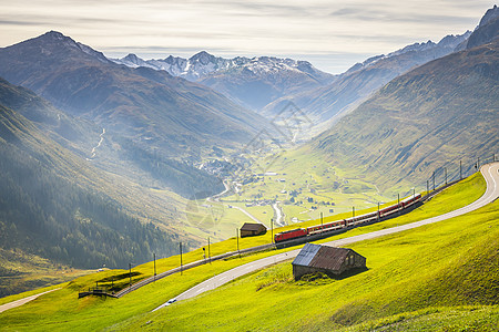 瑞士列车在瑞士乌里安达玛特周围的伊迪德利阿尔卑斯山村庄雪山城市机车教会山脉旅游草地轨道旅行图片