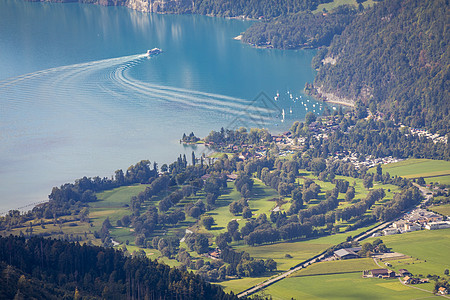 瑞士阿尔卑斯山和通湖的空中观察 日落时乘渡船 因特拉肯山脉日落高地戏剧性码头旅游场景天际天空雪山图片