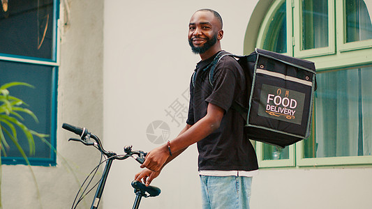 非洲美洲航空公司骑自行车提供食品包的非洲运货车图片