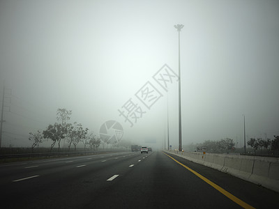 在雾中的道路 标志提及保持距离的高速公路 T7 svg驾驶运输农村车辆风景速度旅行薄雾街道国家图片