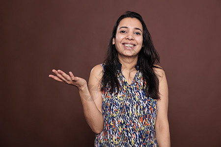 印度妇女微笑 用抬起的手臂展示产品图片