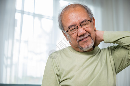 家里的老男人头颈部疼痛眼睛肌肉脖子按摩成人病人药品长老肩膀退休图片