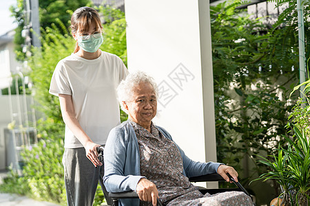 护理人员帮助和照顾坐在轮椅上的亚洲老年或老年老妇人患者在护理医院斜坡 健康强大的医疗理念疾病诊所护士看门人医院家庭病人卫生疗养院图片