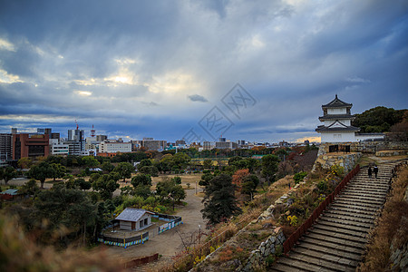 飞向日本城堡塔和城市天线的台阶上图片