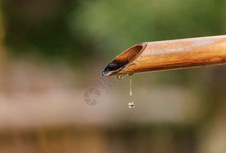 从传统竹管下流的封闭式水滴图片