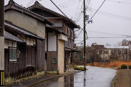 雨天在农村乡村村里旧木木日本人房屋图片