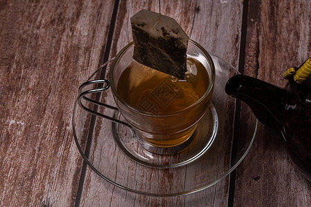 茶杯和茶壶倒热茶早餐琥珀色天气香气服务英语药品金子文化流感图片