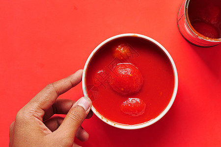 碗里存着的番茄罐头桌子环境购物杂货店织物红色食物图片