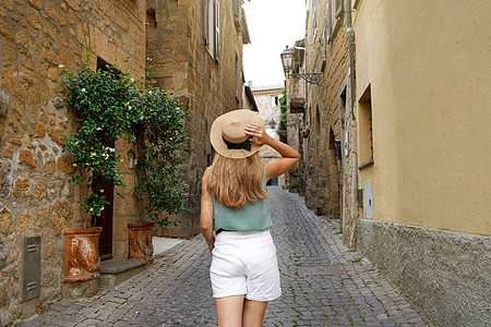 意大利旅游业 旅行妇女前往意大利乌姆布里亚州奥维托的中世纪古城图片
