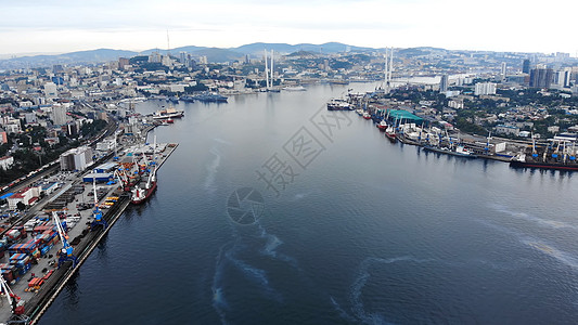 海参沃斯托克市 从鸟眼的视野来看天际全景喇叭集装箱起重机天空城市建筑景观地标背景