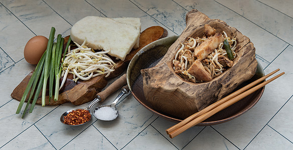 甜豆芽和陶瓷盘中的菜脆软萝卜蛋糕或炒萝卜蛋糕食物食谱韭菜食品烹饪筷子美味调味品饮食美食图片