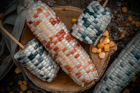 近距离接近新鲜的蜡玉米或甜甜的谷类玉米和玉米内核罗斯蒂克老木本底营养种子玉米粒美味烤串美食糯玉米食品食物午餐图片