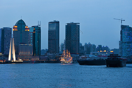 晚上上海摩天大楼靠近水边景观天际建筑场景反射建筑学蓝色海岸旅游城市图片
