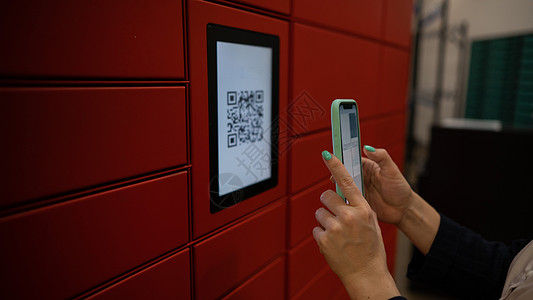 密码储物柜一个女人扫描了红色密码 在包裹机上取包裹 自动邮政信箱机器金属安全读者物流客户储物柜运输钥匙摊位背景