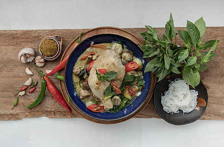 大米面碗中的青咖喱鸡和泰国茄子美食食物辣椒午餐煮沸陶瓷饮食摄影营养香料图片