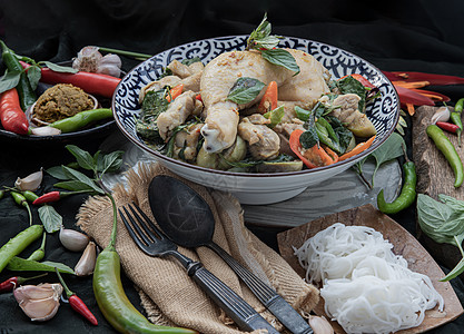 大米面碗中的青咖喱鸡和泰国茄子营养午餐陶瓷煮沸营养品美味菜单香料辣椒美食图片