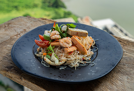 粉丝蒸虾海鲜辣味玻璃面条沙拉或木制桌上有新鲜海鲜的香食美食蔬菜洋葱菜单营养品午餐挂面美味草本植物芹菜辣椒背景