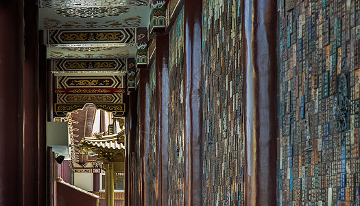 佛光山寺庙墙壁上的金色屋顶和彩色瓷砖板的建筑瓷砖风格框架神社场景艺术雕塑装饰宗教佛教徒图片