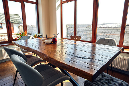 现代住宅 有木制餐桌的餐厅硬木用餐自然房间厨房建筑学奢华别墅桌子风格图片