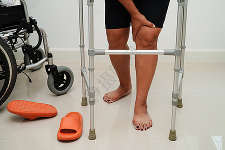 身穿弹性支撑膝盖的亚洲高龄妇女减轻疼痛运动员身体治疗女性事故赛跑者腰部医生神经诊所图片