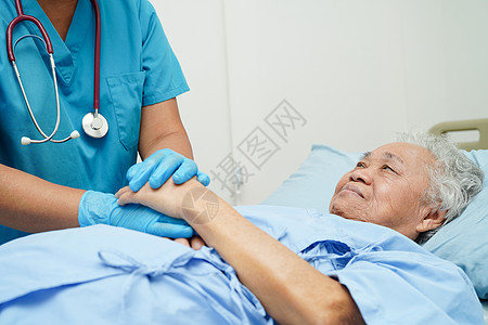 医生手牵手的亚洲老年妇女患者 帮助和住院护理 请查看InfoFinland上的医院祖母女性收容所成人卫生长老服务微笑保健图片