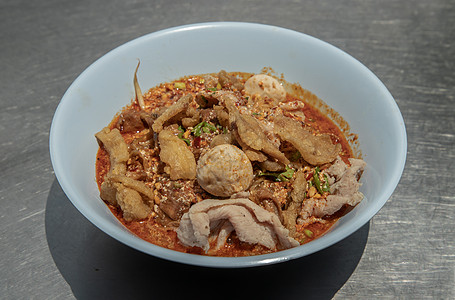 泰国辣汤中的鸡蛋面 加上白碗里的红猪肉 猪肉球和肥猪皮食物八面调味品煮沸肉汤营养品蔬菜早餐美食饮食图片